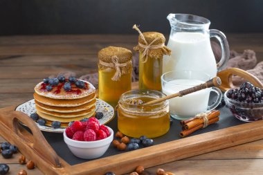 Eski bir arka planda sağlıklı bir kahvaltı. Lezzetli ve sağlıklı yemek kavramı..