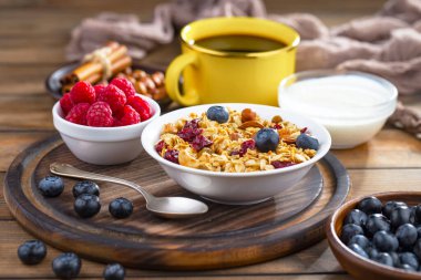 Eski bir arka planda sağlıklı bir kahvaltı. Lezzetli ve sağlıklı yemek kavramı..