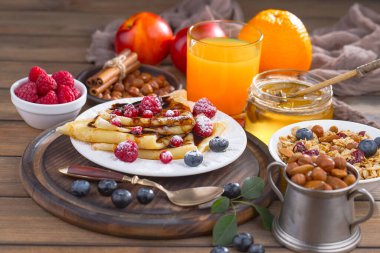 Eski bir arka planda sağlıklı bir kahvaltı. Lezzetli ve sağlıklı yemek kavramı..