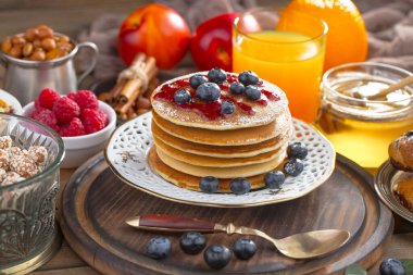 Eski bir arka planda sağlıklı bir kahvaltı. Lezzetli ve sağlıklı yemek kavramı..