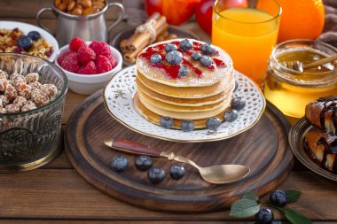 Eski bir arka planda sağlıklı bir kahvaltı. Lezzetli ve sağlıklı yemek kavramı..