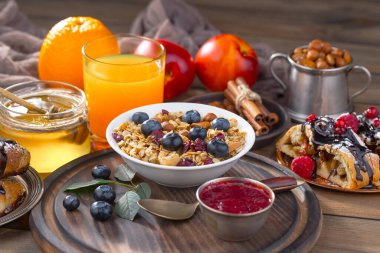 Eski bir arka planda sağlıklı bir kahvaltı. Lezzetli ve sağlıklı yemek kavramı..