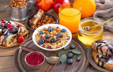 Eski bir arka planda sağlıklı bir kahvaltı. Lezzetli ve sağlıklı yemek kavramı..