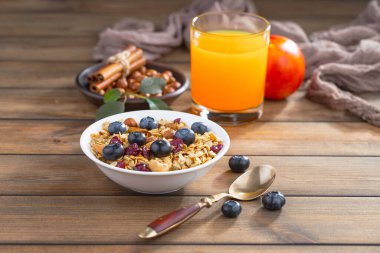 Eski bir arka planda sağlıklı bir kahvaltı. Lezzetli ve sağlıklı yemek kavramı..