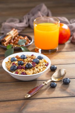 Eski bir arka planda sağlıklı bir kahvaltı. Lezzetli ve sağlıklı yemek kavramı..