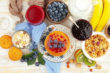 Eski bir arka planda sağlıklı bir kahvaltı. Lezzetli ve sağlıklı yemek kavramı..