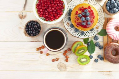 Eski bir arka planda sağlıklı bir kahvaltı. Lezzetli ve sağlıklı yemek kavramı..