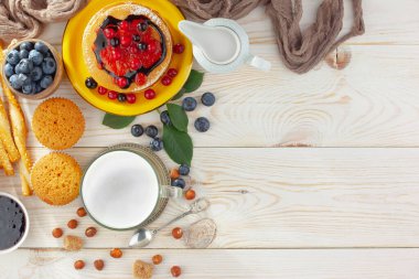 Eski bir arka planda sağlıklı bir kahvaltı. Lezzetli ve sağlıklı yemek kavramı..