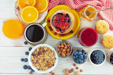 Eski bir arka planda sağlıklı bir kahvaltı. Lezzetli ve sağlıklı yemek kavramı..