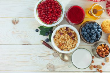 Eski bir arka planda sağlıklı bir kahvaltı. Lezzetli ve sağlıklı yemek kavramı..