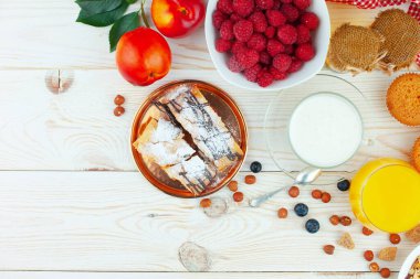 Eski bir arka planda sağlıklı bir kahvaltı. Lezzetli ve sağlıklı yemek kavramı..