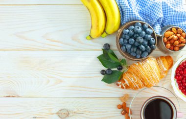 Eski bir arka planda sağlıklı bir kahvaltı. Lezzetli ve sağlıklı yemek kavramı..