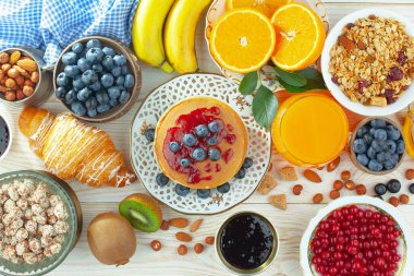 Eski bir arka planda sağlıklı bir kahvaltı. Lezzetli ve sağlıklı yemek kavramı..