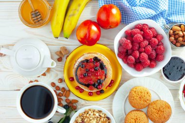 Eski bir arka planda sağlıklı bir kahvaltı. Lezzetli ve sağlıklı yemek kavramı..