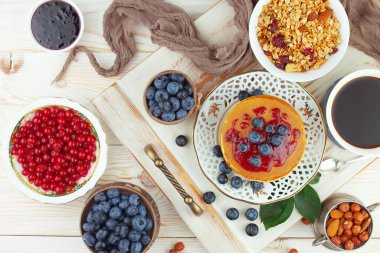 Eski bir arka planda sağlıklı bir kahvaltı. Lezzetli ve sağlıklı yemek kavramı..