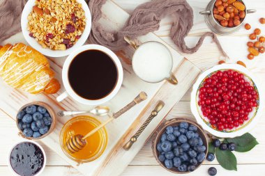 Eski bir arka planda sağlıklı bir kahvaltı. Lezzetli ve sağlıklı yemek kavramı..