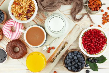 Eski bir arka planda sağlıklı bir kahvaltı. Lezzetli ve sağlıklı yemek kavramı..