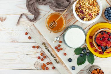 Eski bir arka planda sağlıklı bir kahvaltı. Lezzetli ve sağlıklı yemek kavramı..