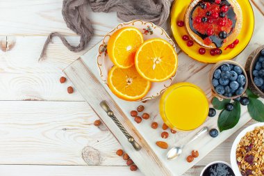 Eski bir arka planda sağlıklı bir kahvaltı. Lezzetli ve sağlıklı yemek kavramı..