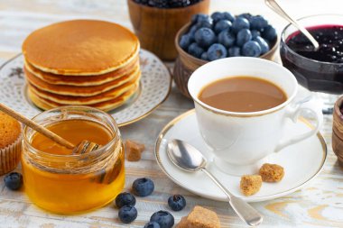 Eski bir arka planda sağlıklı bir kahvaltı. Lezzetli ve sağlıklı yemek kavramı..