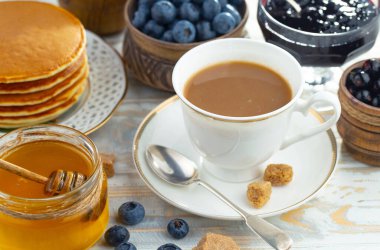 Eski bir arka planda sağlıklı bir kahvaltı. Lezzetli ve sağlıklı yemek kavramı..