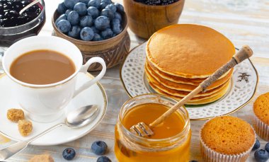 Eski bir arka planda sağlıklı bir kahvaltı. Lezzetli ve sağlıklı yemek kavramı..