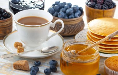 Eski bir arka planda sağlıklı bir kahvaltı. Lezzetli ve sağlıklı yemek kavramı..