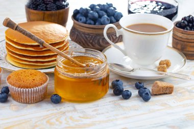 Eski bir arka planda sağlıklı bir kahvaltı. Lezzetli ve sağlıklı yemek kavramı..