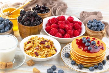 Eski bir arka planda sağlıklı bir kahvaltı. Lezzetli ve sağlıklı yemek kavramı..