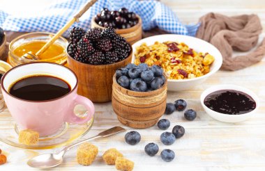 Eski bir arka planda sağlıklı bir kahvaltı. Lezzetli ve sağlıklı yemek kavramı..