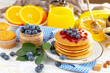Eski bir arka planda sağlıklı bir kahvaltı. Lezzetli ve sağlıklı yemek kavramı..