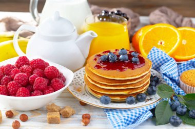 Eski bir arka planda sağlıklı bir kahvaltı. Lezzetli ve sağlıklı yemek kavramı..