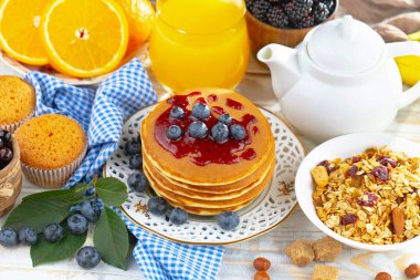 Eski bir arka planda sağlıklı bir kahvaltı. Lezzetli ve sağlıklı yemek kavramı..