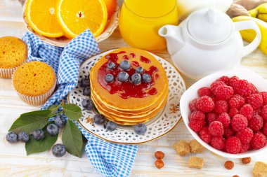 Eski bir arka planda sağlıklı bir kahvaltı. Lezzetli ve sağlıklı yemek kavramı..