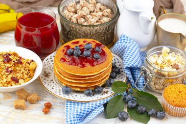 Eski bir arka planda sağlıklı bir kahvaltı. Lezzetli ve sağlıklı yemek kavramı..