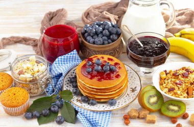 Eski bir arka planda sağlıklı bir kahvaltı. Lezzetli ve sağlıklı yemek kavramı..