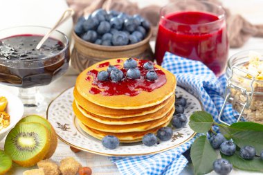 Eski bir arka planda sağlıklı bir kahvaltı. Lezzetli ve sağlıklı yemek kavramı..
