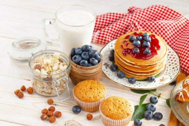 Eski bir arka planda sağlıklı bir kahvaltı. Lezzetli ve sağlıklı yemek kavramı..