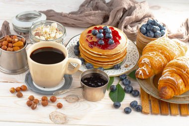 Eski bir arka planda sağlıklı bir kahvaltı. Lezzetli ve sağlıklı yemek kavramı..