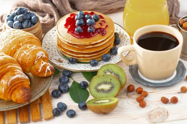 Eski bir arka planda sağlıklı bir kahvaltı. Lezzetli ve sağlıklı yemek kavramı..