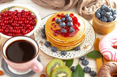 Eski bir arka planda sağlıklı bir kahvaltı. Lezzetli ve sağlıklı yemek kavramı..