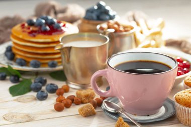 Eski bir arka planda sağlıklı bir kahvaltı. Lezzetli ve sağlıklı yemek kavramı..