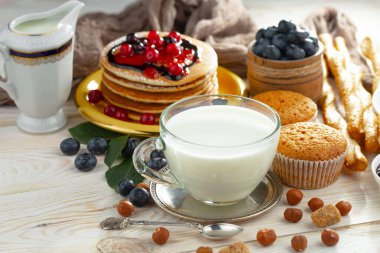 Eski bir arka planda sağlıklı bir kahvaltı. Lezzetli ve sağlıklı yemek kavramı..