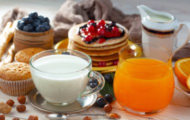 Eski bir arka planda sağlıklı bir kahvaltı. Lezzetli ve sağlıklı yemek kavramı..