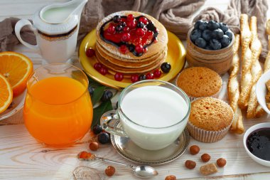 Eski bir arka planda sağlıklı bir kahvaltı. Lezzetli ve sağlıklı yemek kavramı..