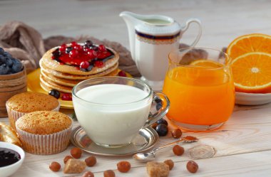 Eski bir arka planda sağlıklı bir kahvaltı. Lezzetli ve sağlıklı yemek kavramı..