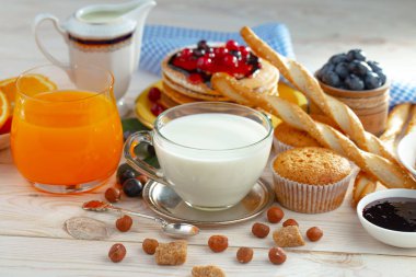 Eski bir arka planda sağlıklı bir kahvaltı. Lezzetli ve sağlıklı yemek kavramı..