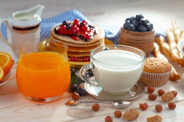 Eski bir arka planda sağlıklı bir kahvaltı. Lezzetli ve sağlıklı yemek kavramı..