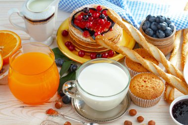 Eski bir arka planda sağlıklı bir kahvaltı. Lezzetli ve sağlıklı yemek kavramı..