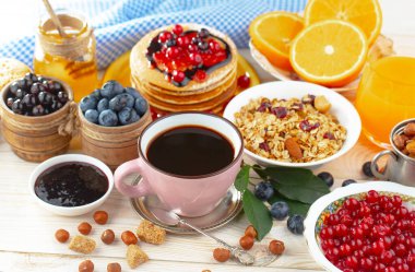 Eski bir arka planda sağlıklı bir kahvaltı. Lezzetli ve sağlıklı yemek kavramı..